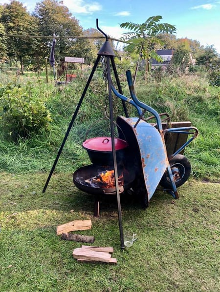 Buitenkoken met een kruiwagen klein